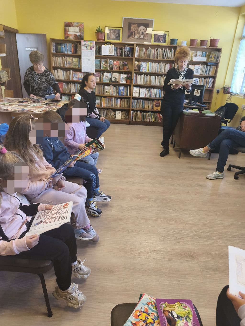 Децата от четвърта възрастова група "Гъбка" гостуваха на библиотеката в Мездра 2